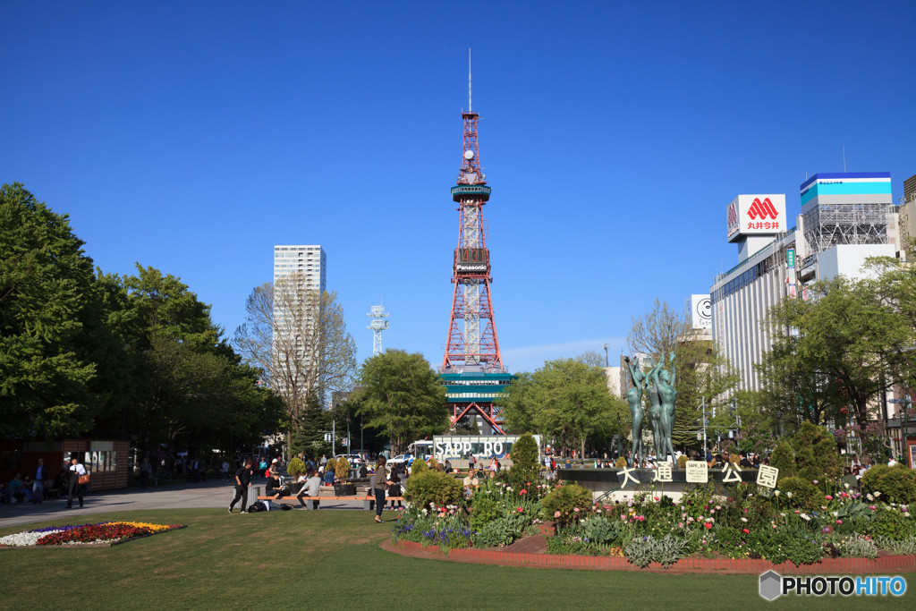 観光名所にぐるりと囲まれた札幌のオアシス「大通公園」3948798