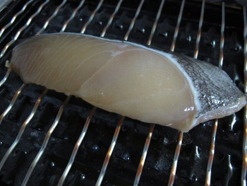 「魚久 人形町店」料理 1020747 京粕漬 ぎんだら　網焼き中