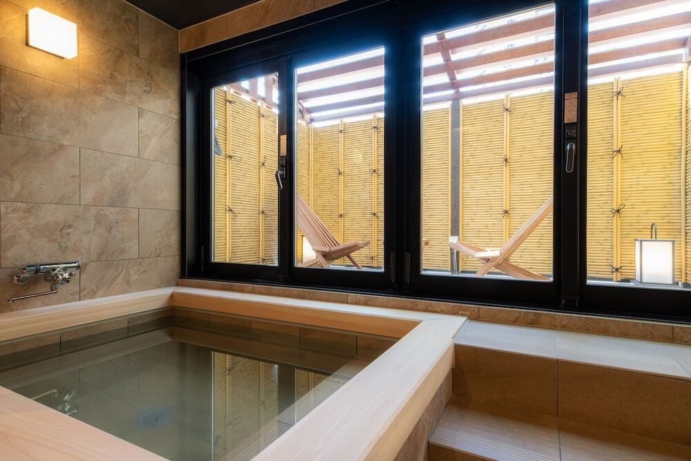 スイートルームの半露天風呂