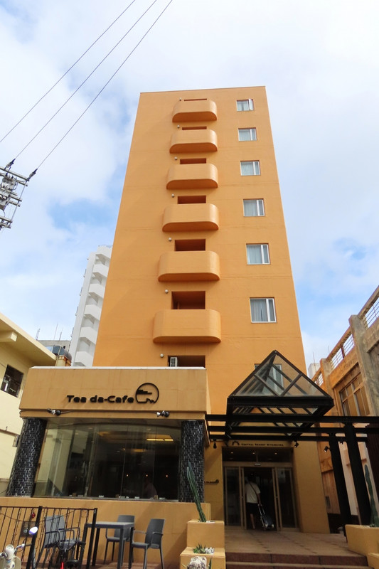 入り口は行ってすぐにカフェとアメニティ置き場