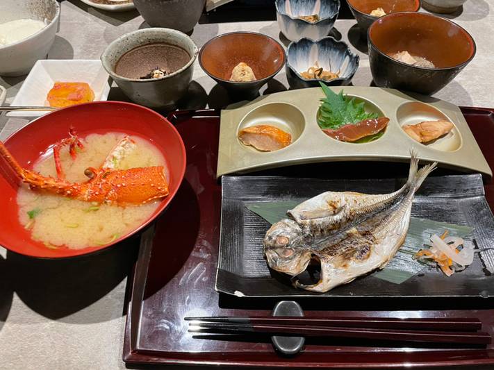 朝食も「部屋食」で。
伊豆の恵をいただきます / 1