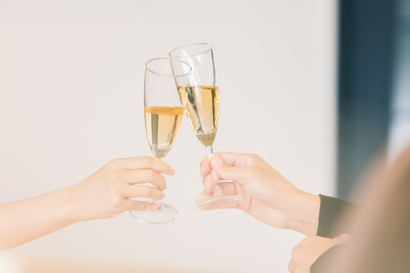 乾杯をする男女