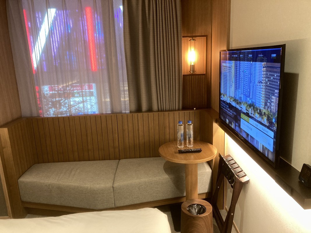 ベンチソファーに小さなテーブル