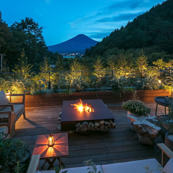 炎の揺らめきの中で、彼と語らうひと時3692669