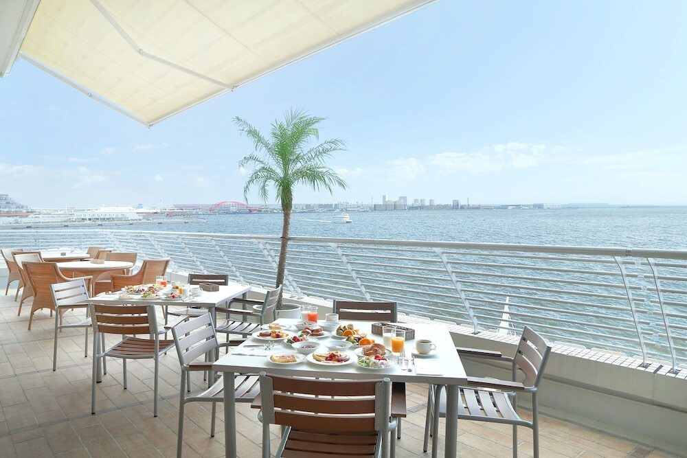 光が差し込む明るいレストランで、自慢のフレンチトーストを3406322