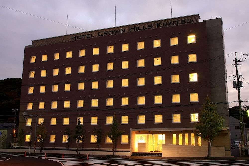 施設の正面 (日没後)