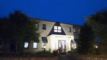 施設の正面 (日没後) / 1