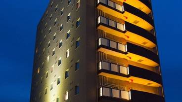 施設の正面 (日没後) / 1