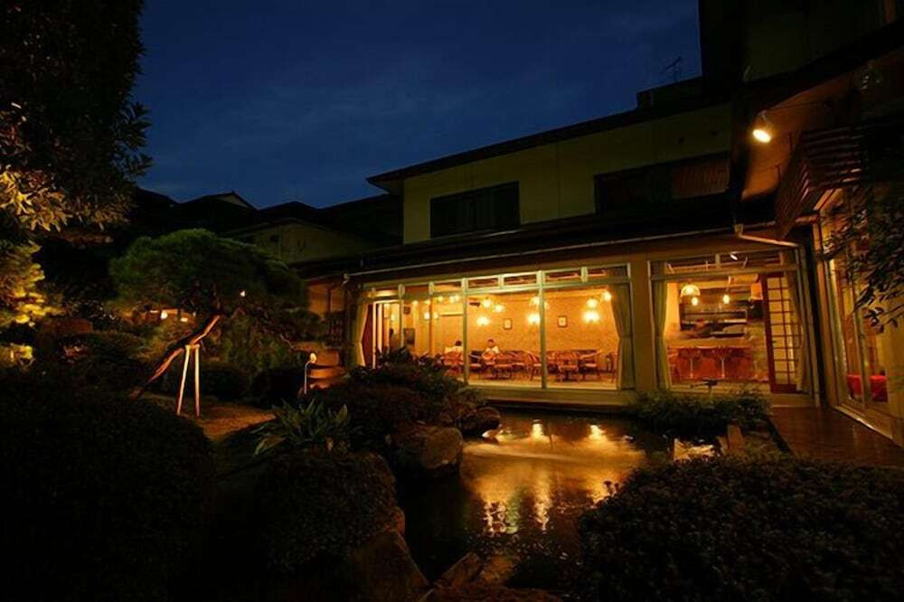 施設の正面 (日没後)