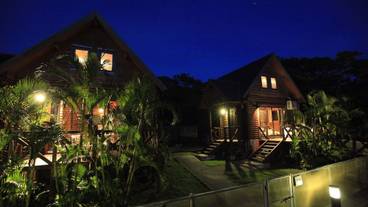 施設の正面 (日没後) / 3