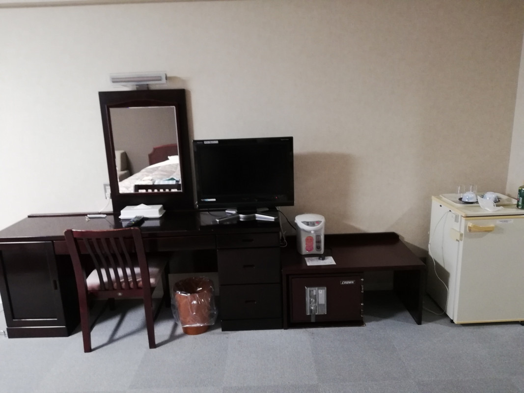 広い部屋ならトランクを広げる台が２台用意して欲しい