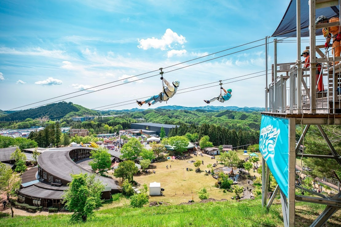 夏休みにジップラインで遊ぶアジア人の小学生