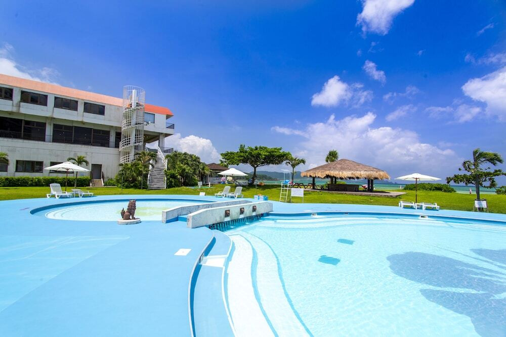 目の前は「底地ビーチ」。海の眺めを最大限に楽しめる客室4257384