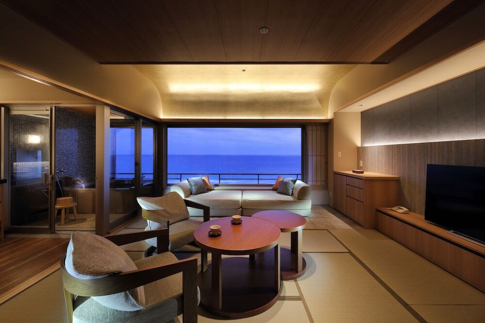 お部屋食に海の見える客室の半露天風呂…欲張りカップルも大満足4265386