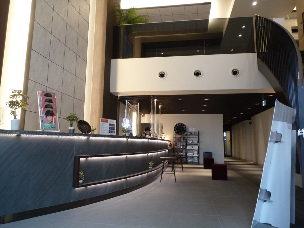 落ち着いたシックなフロント