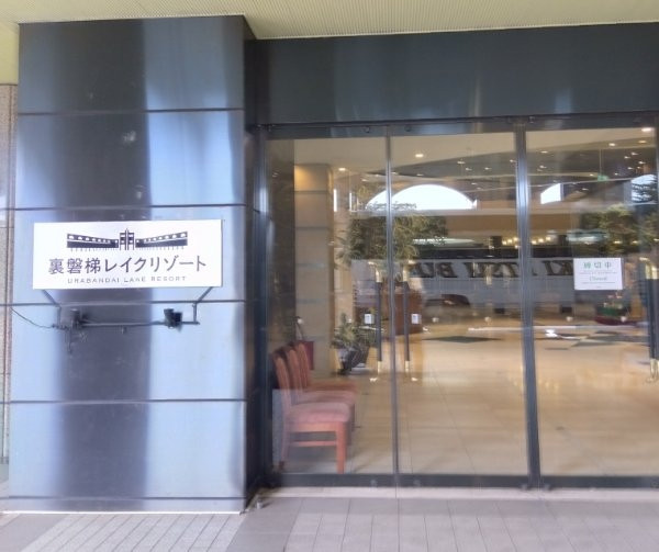 スッキリした外観で、ロビーには五月人形が飾ってありました。