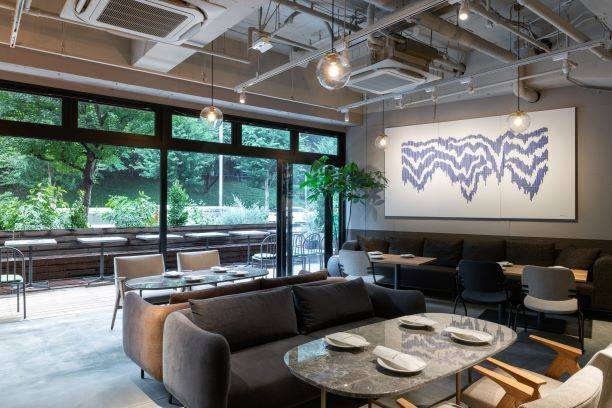 スープやパンなどの
華やかな朝食 / 1