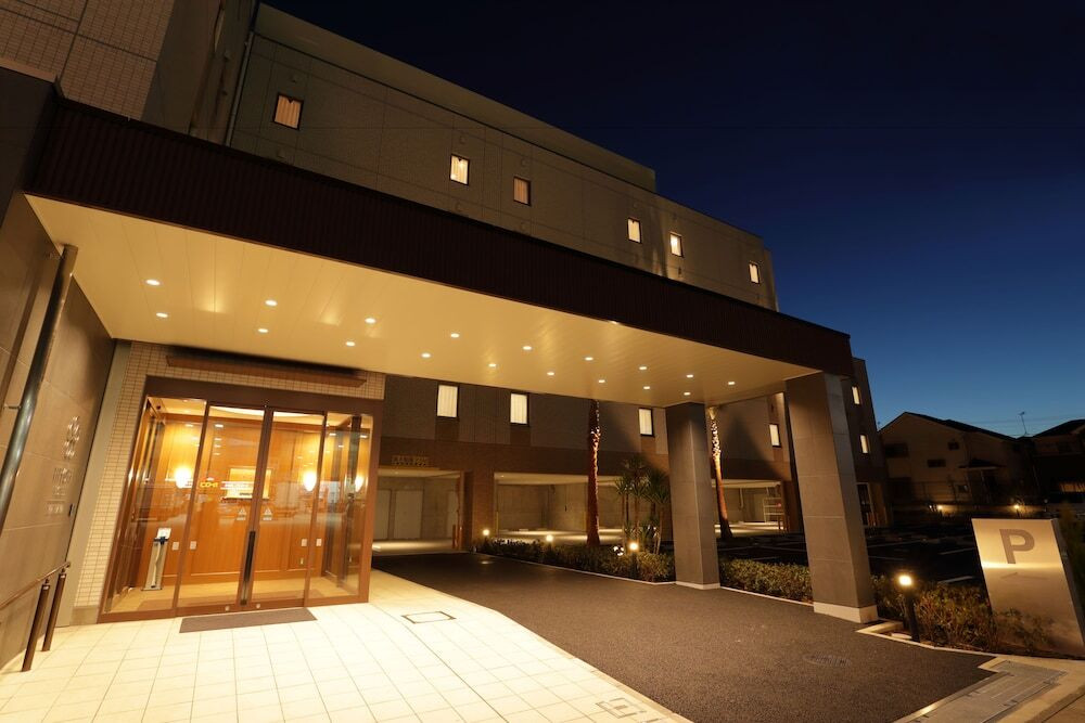 施設の正面 (日没後)