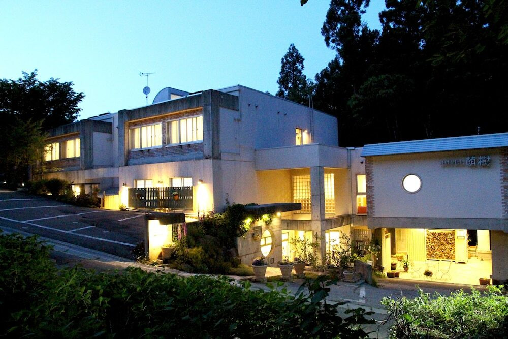 施設の正面 (日没後)