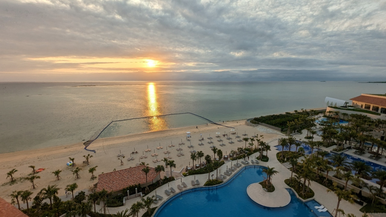部屋のバルコニーからの夕日