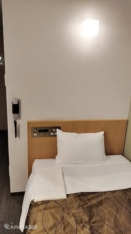 ベッド脇で充電出来ました