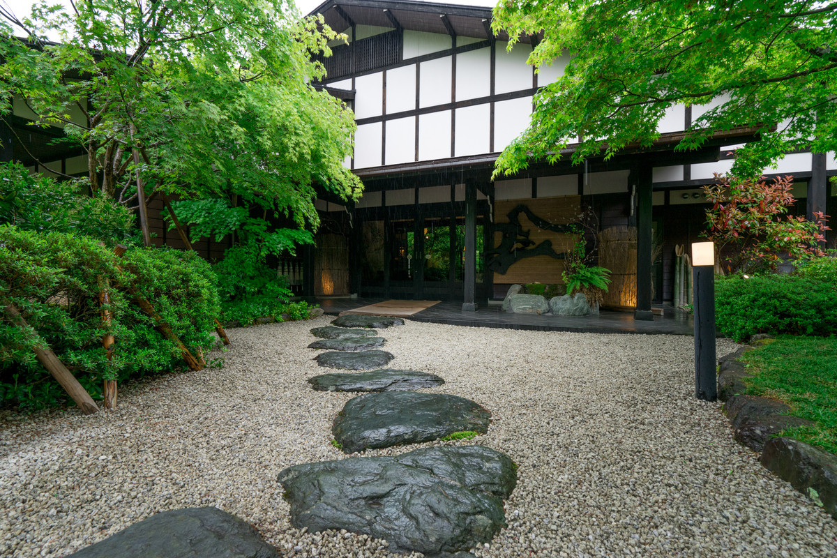 門から玄関まで