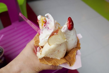 「honey bee 本店」 料理 64609647 アップルソルベ・フルーツヨーグルト・苺のミルフィーユ