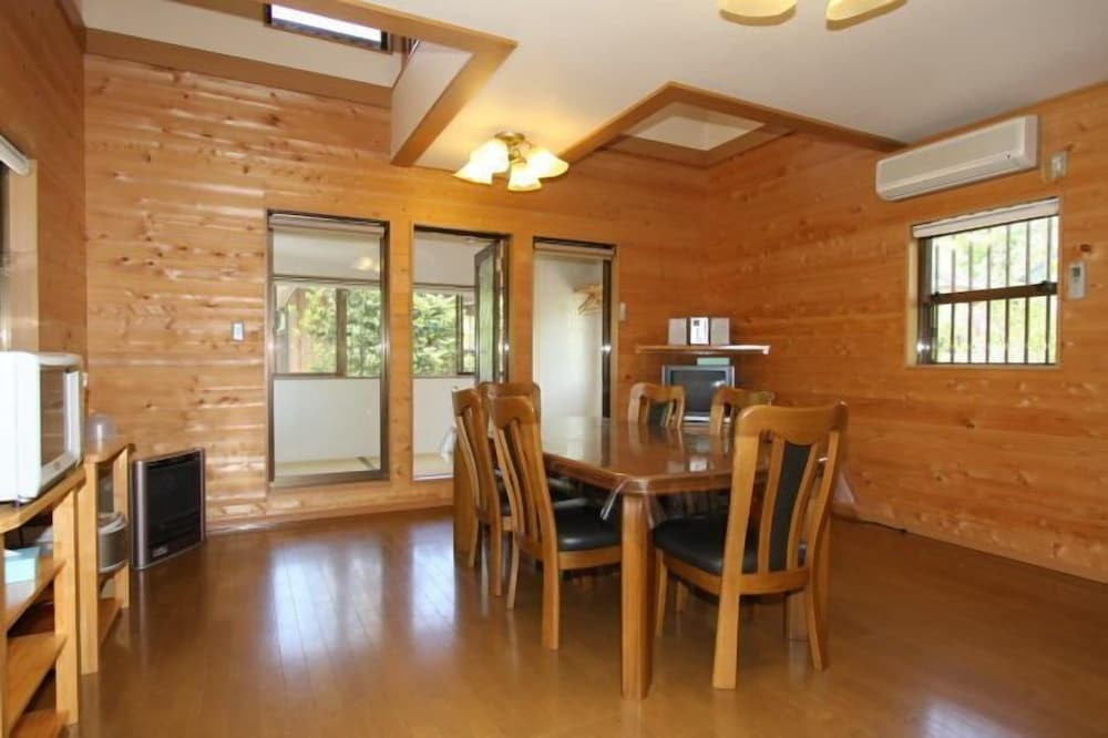 客室内のダイニングエリア