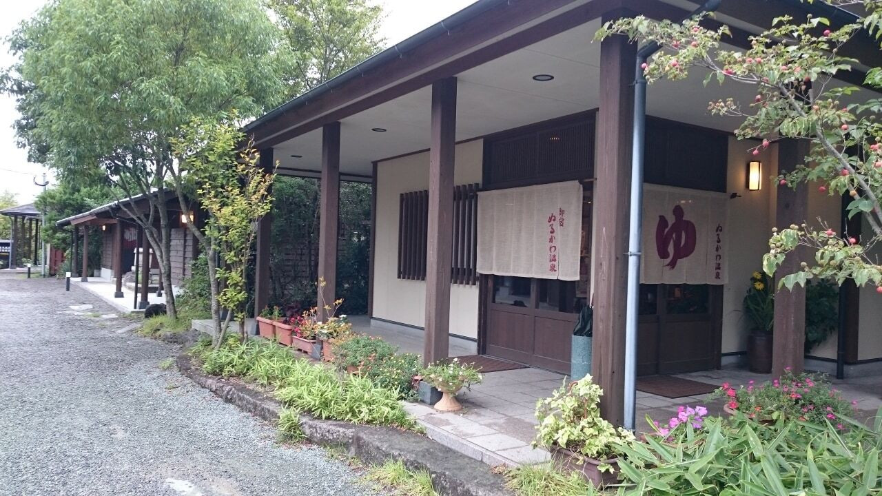 金鱗湖すぐそばの、緑に囲まれた温泉宿3483726