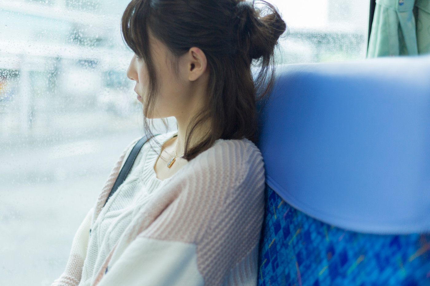 バスに乗っている女性