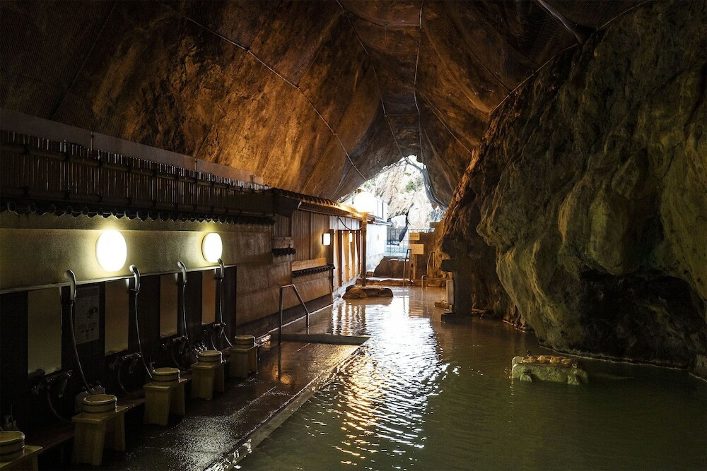 ダイナミックな洞窟温泉に、帰るのを忘れてしまいそう4244349