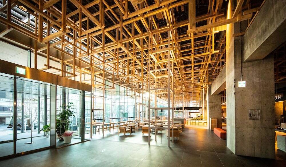 7mの吹き抜け　開放的なロビー / 1