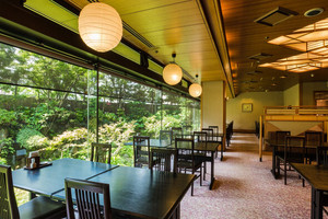 食事はお庭をのぞむレストランで