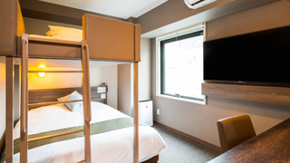 スーパールーム (ダブルベッド1台＋ロフトベッド1台)