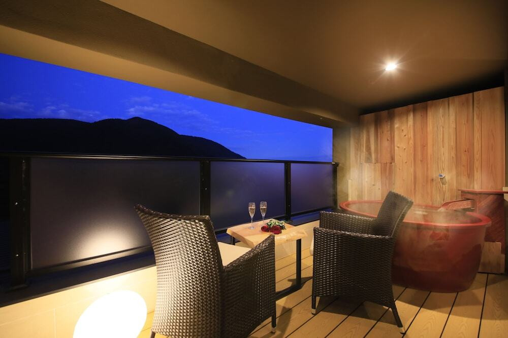 雄大な“明星ヶ岳”を眺めつつ、露天風呂を2人占め4043239