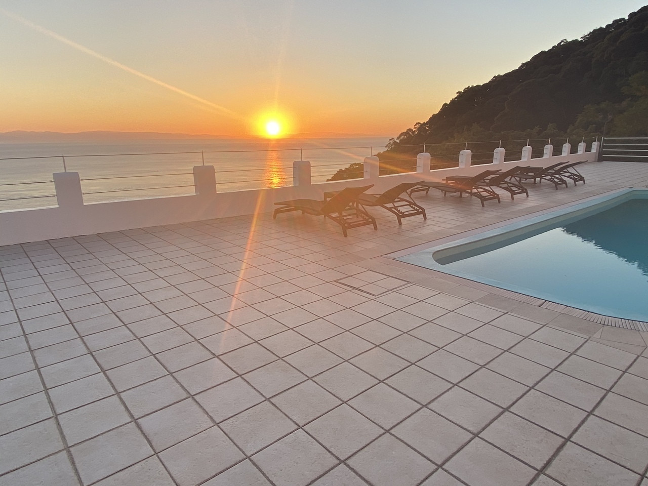 プールサイドのデッキチェアに座って優雅な気分3959104