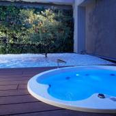 三井ガーデンホテル大阪プレミア（大阪府 高級ホテル）：女性用大浴場の屋外デッキにはジャグジーが。優しい泡に包まれ夢心地。 / 2