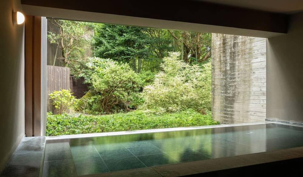 朝日を浴びながら
温泉でリラックス / 1