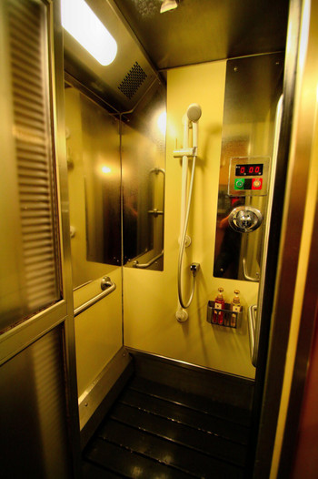 旅の汗を流す寝台夜行列車の湯殿!?…『寝台特急サンライズ出雲・瀬戸』285系のシャワー室