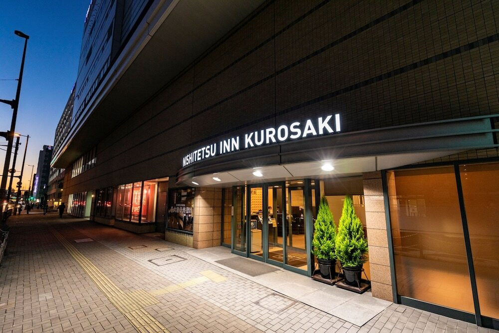 施設の正面 (日没後)