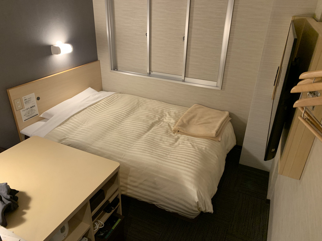 シングルルームです。ベッドは少し広めでゆったり寝られます