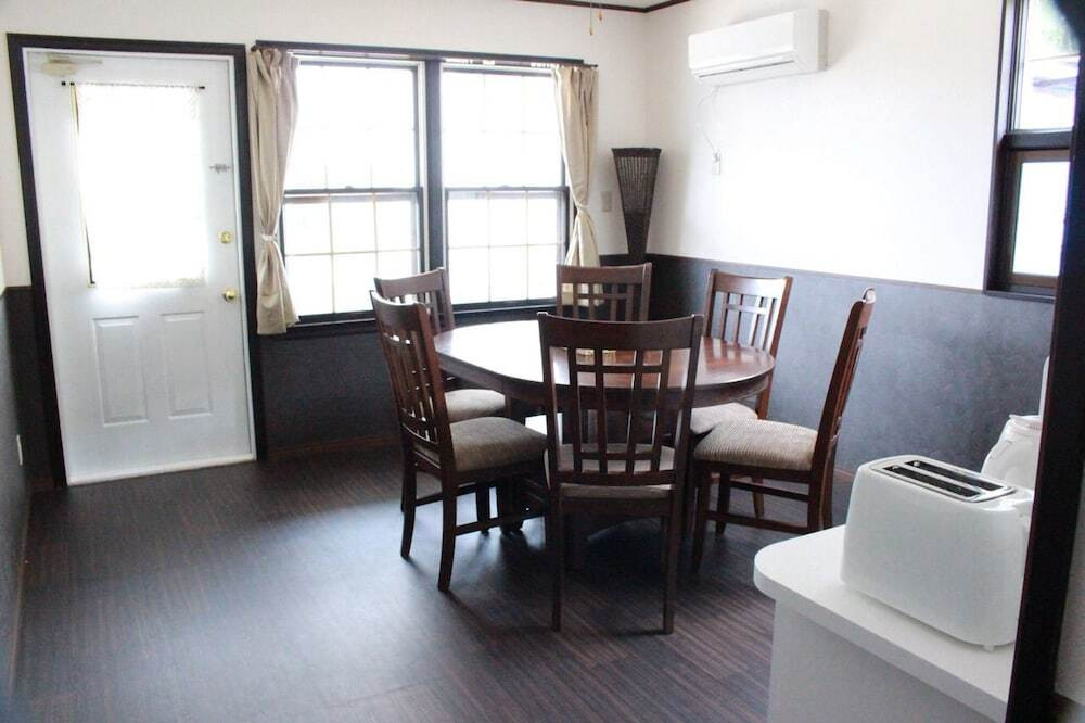 客室内のダイニングエリア