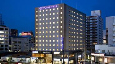 施設の正面 (日没後) / 4