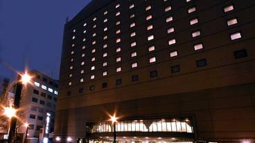 施設の正面 (日没後) / 1