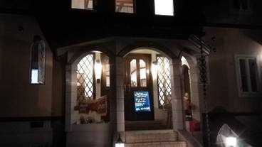 施設の正面 (日没後) / 1