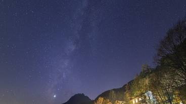 ホテルの外観と星空 / 2