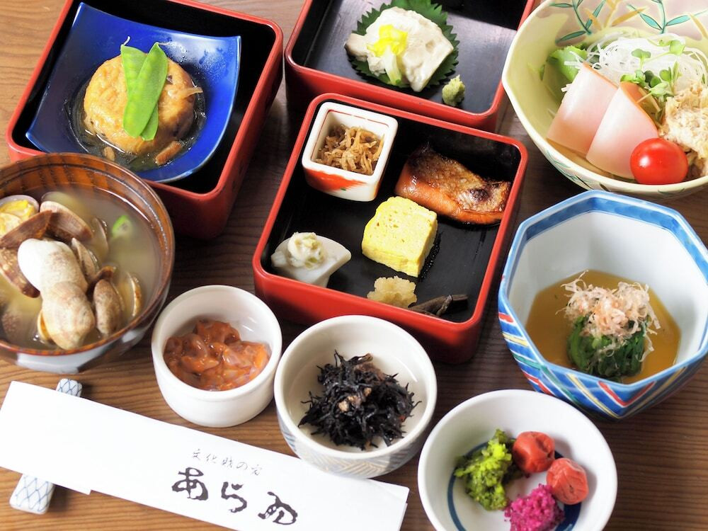 見た目も綺麗な重箱膳の朝食3956738