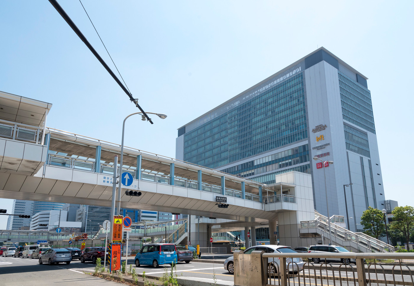 新横浜駅の駅ビルと新横浜ヴィスタウォーク（横浜市港北区）