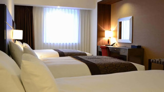 デラックス ルーム シングルベッド 3 台 喫煙可