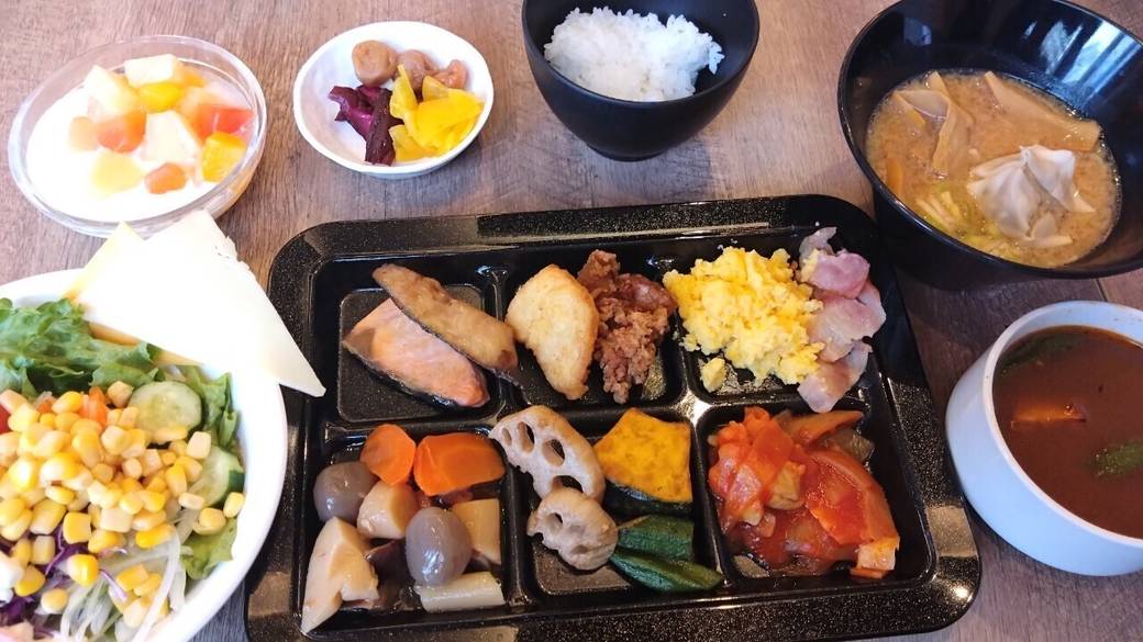 いろんな朝食メニューをお皿に / 2